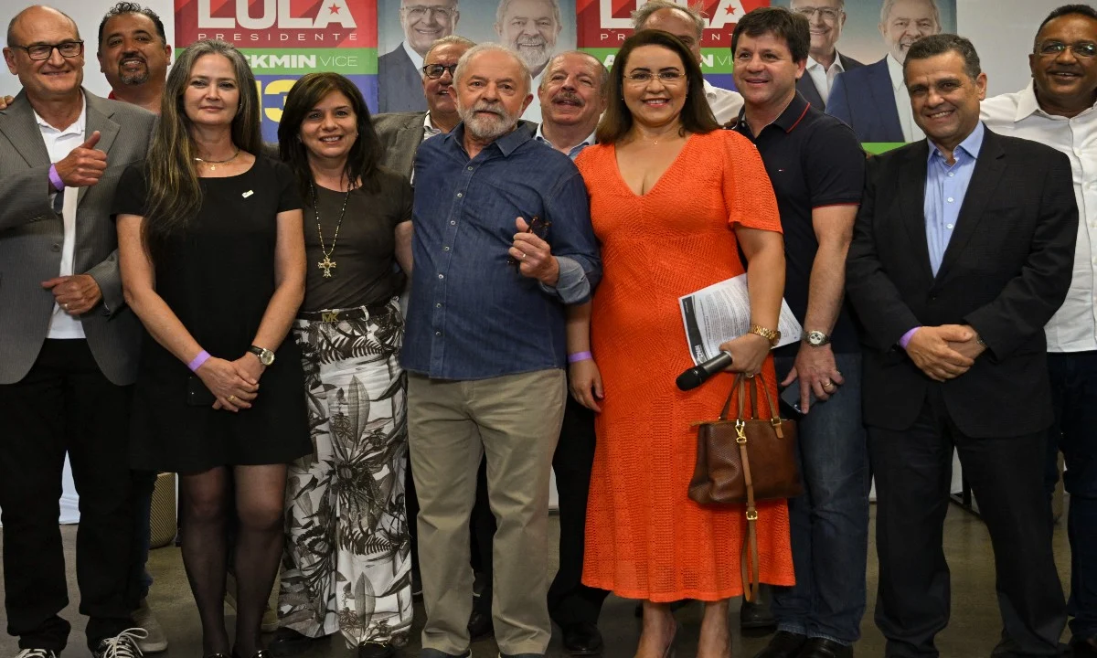 Prefeitos da Confederação Nacional dos Municípios entregam carta de apoio ao ex-presidente Lula