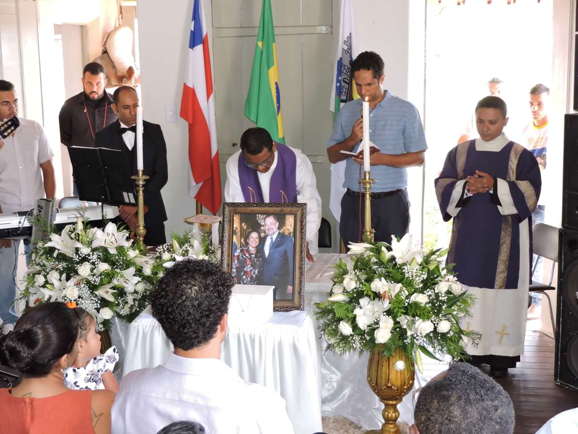 Cinzas dos Embaixadores Paulo Cordeiro e Vera Estrela são Depositadas no Jazigo da Família em Monte Santo – Bahia.